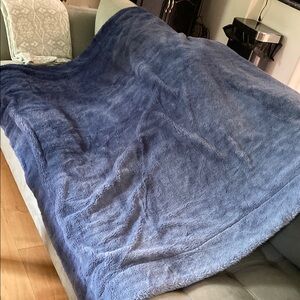 Cozy Blue Ombré Plush Blanket for Bedding